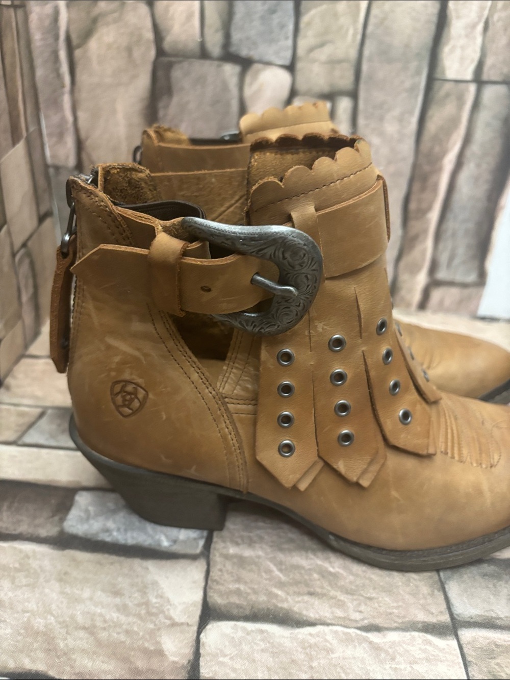 Ariat Hadley leather ankle boots 
Size 7B - Picture 3 of 11
